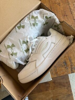 NIB Under Armour Armor women’s White Low-Top Sneakers 7 UA W FLEX